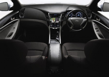 Xe Sonata có một số thay đổi ở phiên bản mới - 7 Thị trường Malaysia dùng xe tay lái nghịch