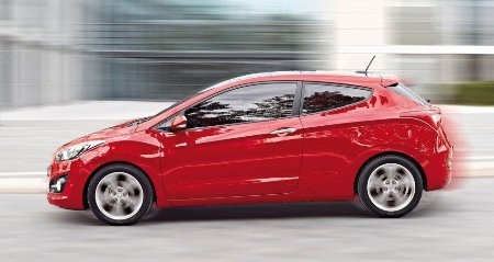 Cửa trước dài hơn 170mm so với bản 5 cửa nên việc ra vào hàng ghế trước thuận tiện hơn