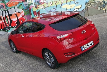 Cửa trước dài hơn 170mm so với bản 5 cửa nên việc ra vào hàng ghế trước thuận tiện hơn