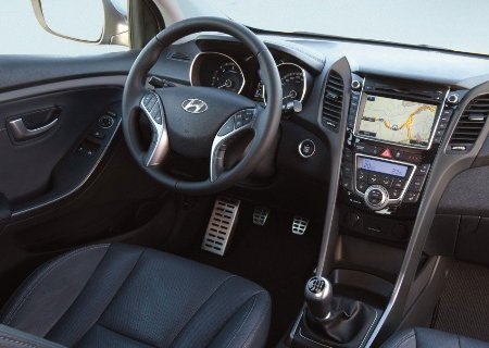 Cửa trước dài hơn 170mm so với bản 5 cửa nên việc ra vào hàng ghế trước thuận tiện hơn