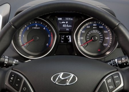 Cửa trước dài hơn 170mm so với bản 5 cửa nên việc ra vào hàng ghế trước thuận tiện hơn