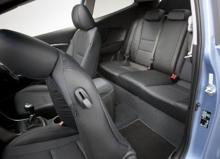 Cửa trước dài hơn 170mm so với bản 5 cửa nên việc ra vào hàng ghế trước thuận tiện hơn