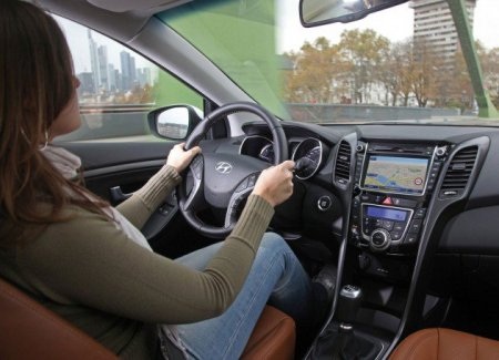 Ngoài bộ vành hợp kim 17 inch như của bản 5 cửa, phiên bản 3 cửa còn có thêm lựa chọn vành 16 inch