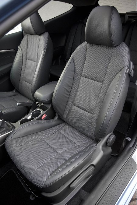 Cửa trước dài hơn 170mm so với bản 5 cửa nên việc ra vào hàng ghế trước thuận tiện hơn