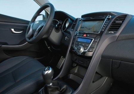 Ngoài bộ vành hợp kim 17 inch như của bản 5 cửa, phiên bản 3 cửa còn có thêm lựa chọn vành 16 inch