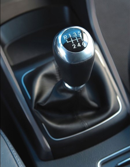 Cửa trước dài hơn 170mm so với bản 5 cửa nên việc ra vào hàng ghế trước thuận tiện hơn