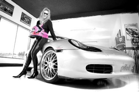 Jody Takagi sau tay vô lăng chiếc Porsche Boxster màu sắc nữ tính