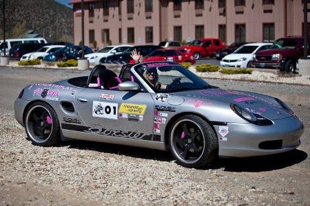 Jody Takagi sau tay vô lăng chiếc Porsche Boxster màu sắc nữ tính