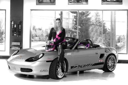 Jody Takagi sau tay vô lăng chiếc Porsche Boxster màu sắc nữ tính