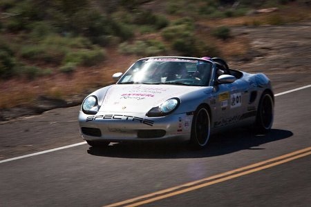 Jody Takagi sau tay vô lăng chiếc Porsche Boxster màu sắc nữ tính