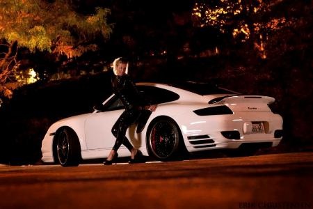 Jody Takagi sau tay vô lăng chiếc Porsche Boxster màu sắc nữ tính