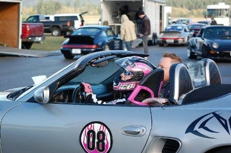 Jody Takagi sau tay vô lăng chiếc Porsche Boxster màu sắc nữ tính