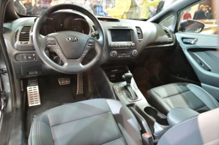 Kia Forte bản hatchback 5 cửa thế hệ mới trình làng - 5 Vô-lăng và cần số được bọc da