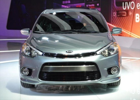 Kia Forte bản hatchback 5 cửa thế hệ mới trình làng - 3 Vô-lăng và cần số được bọc da