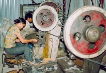 Kiếm bạc tỷ từ nghề làm linh kiện xe máy giá bèo - 1 Từ khi xe máy Trung Quốc tràn vào Việt Nam, người làng Rùa xoay sang làm các phụ tùng xe máy giá rẻ