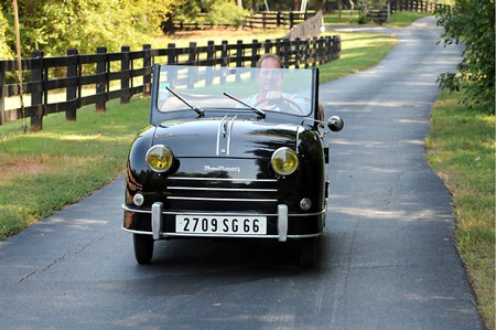 Ông Weiner sau vô lăng chiếc Rovin D4 đời 1956 (Ảnh: NYTimes)