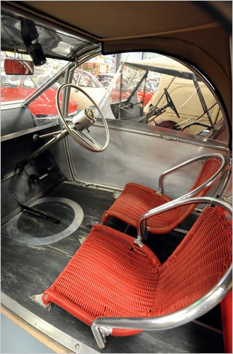 Chiếc Voisin Biscooter 1957 với ghế ngồi đan bằng sợi cây liễu gai (Ảnh: NYTimes)