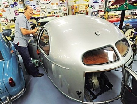 Ông Weiner bên vỏ chiếc xe Hoffmann 1951 (Ảnh: Corbis)