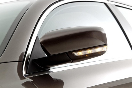 Cận cảnh xe Qoros 3 Sedan của Trung Quốc - 2 Đèn xi-nhan tích hợp trên gương cửa
