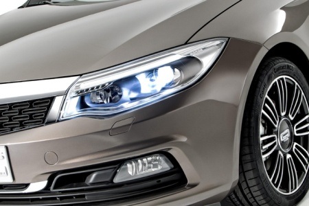 Cận cảnh xe Qoros 3 Sedan của Trung Quốc - 7 Màn hình cảm ứng của hệ thống thông tin-giải trí trên xe