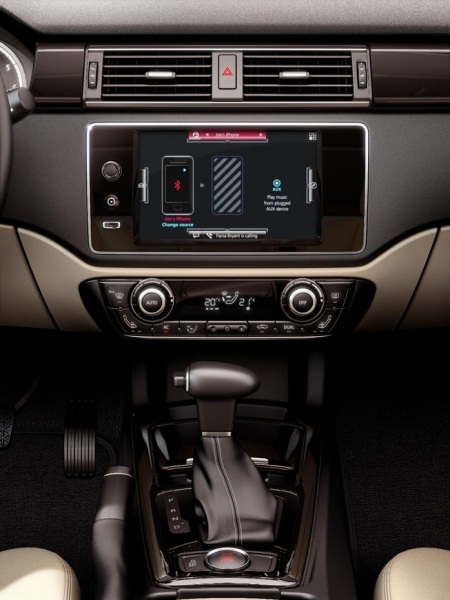Cận cảnh xe Qoros 3 Sedan của Trung Quốc - 13 Màn hình cảm ứng của hệ thống thông tin-giải trí trên xe