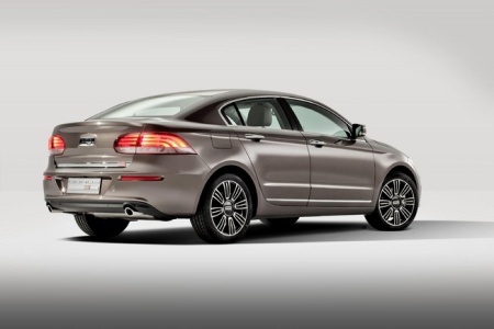 Cận cảnh xe Qoros 3 Sedan của Trung Quốc - 14 Cụm đèn hậu kẻ ngang giống của xe BMW