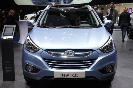 Lưới tản nhiệt có chút thay đổi ở giữa, dù vẫn kiểu 6 cạnh