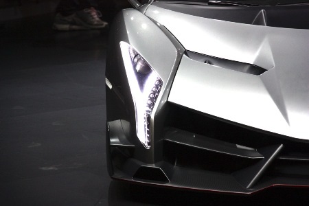 Veneno - Cột mốc nửa thế kỷ của Lamborghini - 4 Bộ khuếch tán trước lớn ngoại cỡ