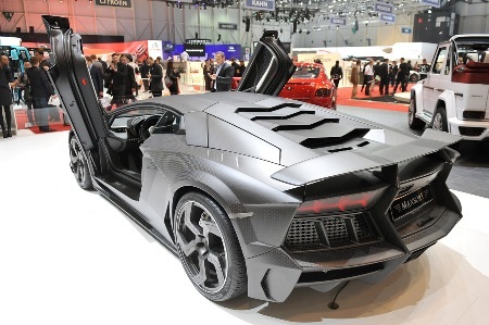 Lamborghini Aventador khoác “áo lạ” - 16 Nóc xe và nắp khoang động cơ được thay bằng các tấm vật liệu sợi carbon