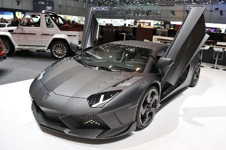 Lamborghini Aventador khoác “áo lạ” - 10 Bộ khuếch tán tích hợp vào yếm sau giúp tăng ổn định phần đuôi khi xe chạy tốc độ cao