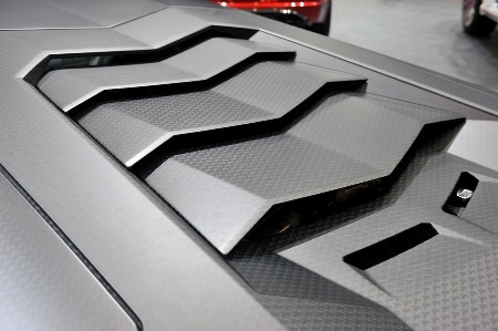Lamborghini Aventador khoác “áo lạ” - 15 Nóc xe và nắp khoang động cơ được thay bằng các tấm vật liệu sợi carbon