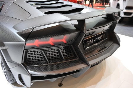Lamborghini Aventador khoác “áo lạ” - 13 Bộ khuếch tán tích hợp vào yếm sau giúp tăng ổn định phần đuôi khi xe chạy tốc độ cao