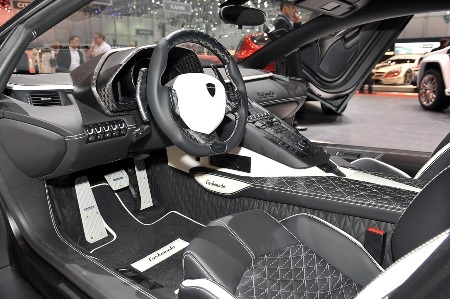 Lamborghini Aventador khoác “áo lạ” - 11 Bộ khuếch tán tích hợp vào yếm sau giúp tăng ổn định phần đuôi khi xe chạy tốc độ cao