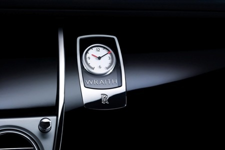 Wraith - Xe nhanh và mạnh nhất của Rolls-Royce - 8 Đồng hồ mặt tròn, kim số kiểu cổ điển trên táp-lô