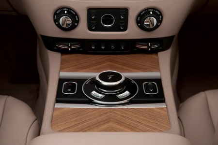 Wraith - Xe nhanh và mạnh nhất của Rolls-Royce - 9 Đồng hồ mặt tròn, kim số kiểu cổ điển trên táp-lô