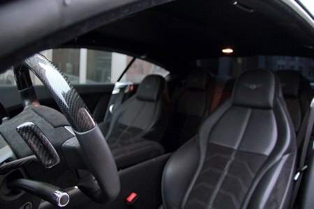 Nội thất cũng được ốp vật liệu carbon, kết hợp da Alcantara cao cấp màu đen