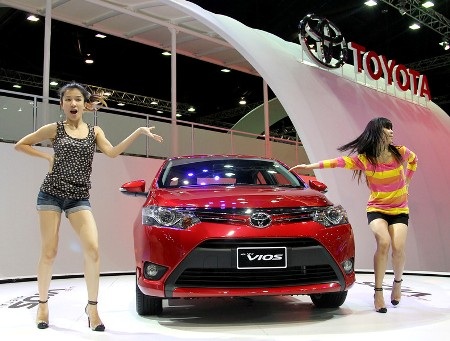 Người đẹp và xe tại Triển lãm ôtô Bangkok 2013 - 13 Các vũ công Thái Lan trình diễn bên chiếc Vios thế hệ mới của Toyota (Ảnh: AP)