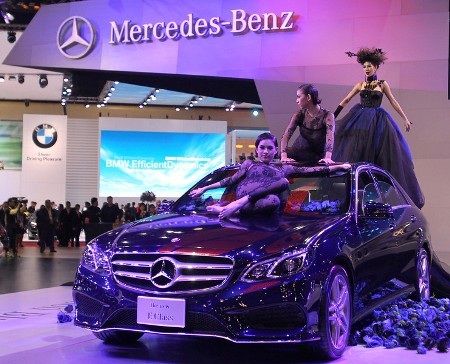 Người đẹp và xe tại Triển lãm ôtô Bangkok 2013 - 3 Các người mẫu tạo dáng bên chiếc Mercedes-Benz E-class mới (Ảnh: Reuters)
