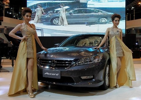 Người đẹp và xe tại Triển lãm ôtô Bangkok 2013 - 8 Xe Honda Accord 2013 phiên bản dành cho thị trường châu Á đã trình làng tại Thái Lan (Ảnh: Reuters)