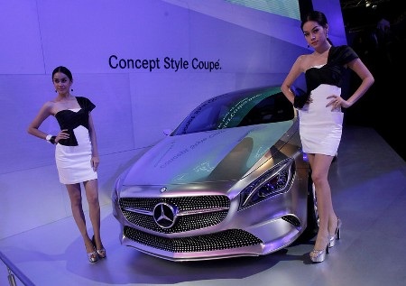 Người đẹp và xe tại Triển lãm ôtô Bangkok 2013 - 9 Hai người đẹp tạo dáng bên mẫu Mercedes-Benz Concept Style Coupe (Ảnh: Reuters)