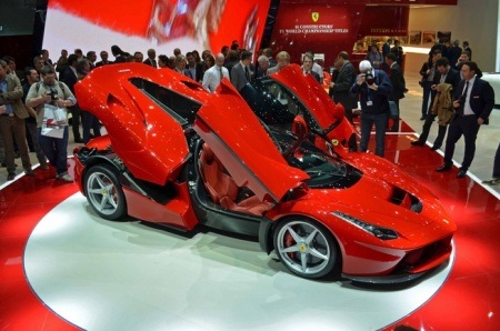 Diện kiến siêu xe kế nhiệm huyền thoại Ferrari Enzo - 2 Thiết kế cửa mở cắt kéo, động cơ đặt sau