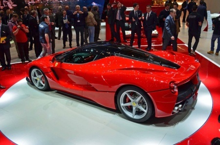Diện kiến siêu xe kế nhiệm huyền thoại Ferrari Enzo - 19 Xe LaFerrari dùng bộ vành 19 inch phía trước và 20 phía sau, đi cùng lốp cỡ 265/30 và 345/30