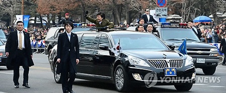 Tân tổng thống Hàn Quốc dùng xe limousine nội - 1 Tân tổng thống Hàn Quốc dùng xe limousine nội
