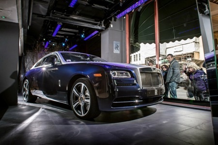 Xe Rolls-Royce Wraith được trưng bày trong cửa hàng Harrods ở