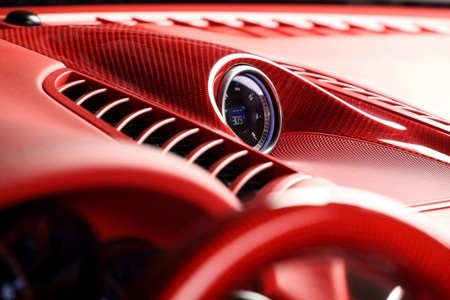 Hình rồng đỏ thêu trên dựa đầu ghế ngồi