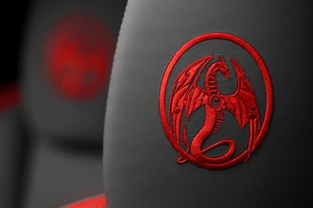 Hình rồng đỏ thêu trên dựa đầu ghế ngồi