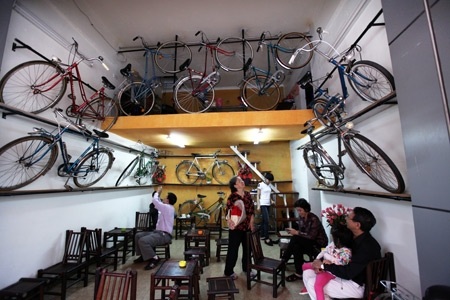 Quán cafe nhỏ treo kín hàng chục chiếc xe đạp cũ nổi tiếng của Pháp từ thế kỷ trước.