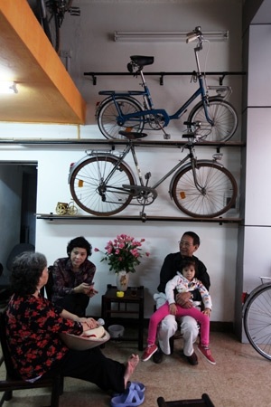 Quán cafe nhỏ treo kín hàng chục chiếc xe đạp cũ nổi tiếng của Pháp từ thế kỷ trước.