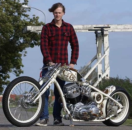 Một chiếc chopper "chế" lạ mắt - 2 Paul bên chiếc chopper của mình