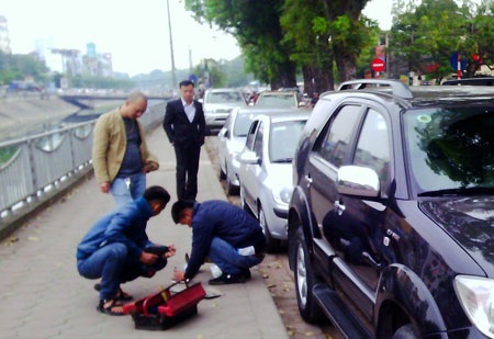 Dịch vụ lắp biển cũng ăn dày với giá 400.000 đồng/xe